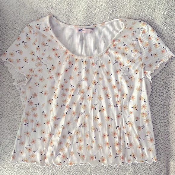 SO Tops - Junior Girls: WHITE CROP TOP w/ small YELLOW flowers. SO brand/Size XXL